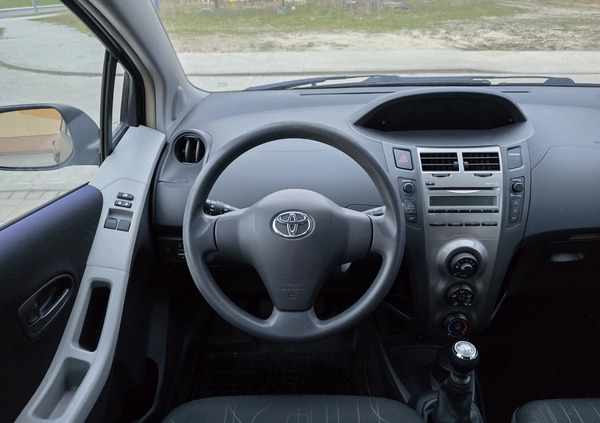 Toyota Yaris cena 21900 przebieg: 180000, rok produkcji 2010 z Bełchatów małe 211